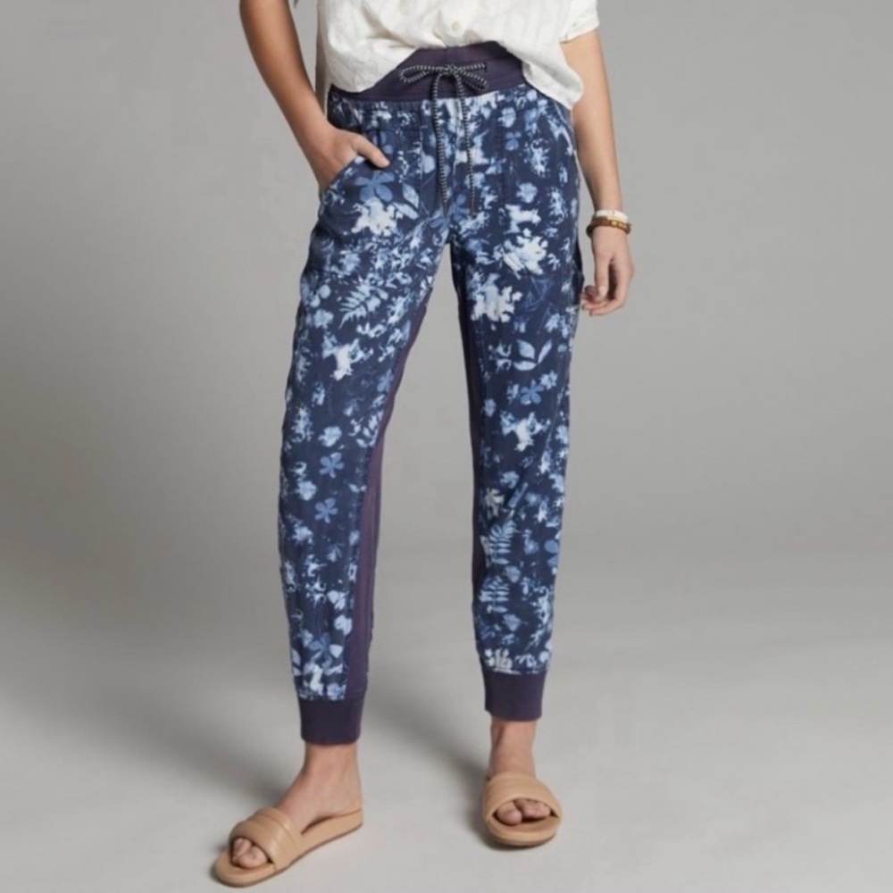 NWT By Anthropologie The Nomad Printed Floral Distressed Jogger Pants Blue